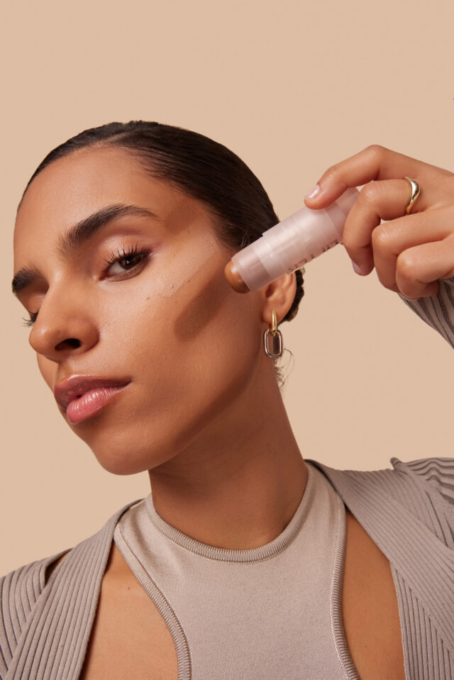 240502 LIFTER STIX DANIA M 35 FULL BEAUTY APP CONTOUR 1950 2 R1