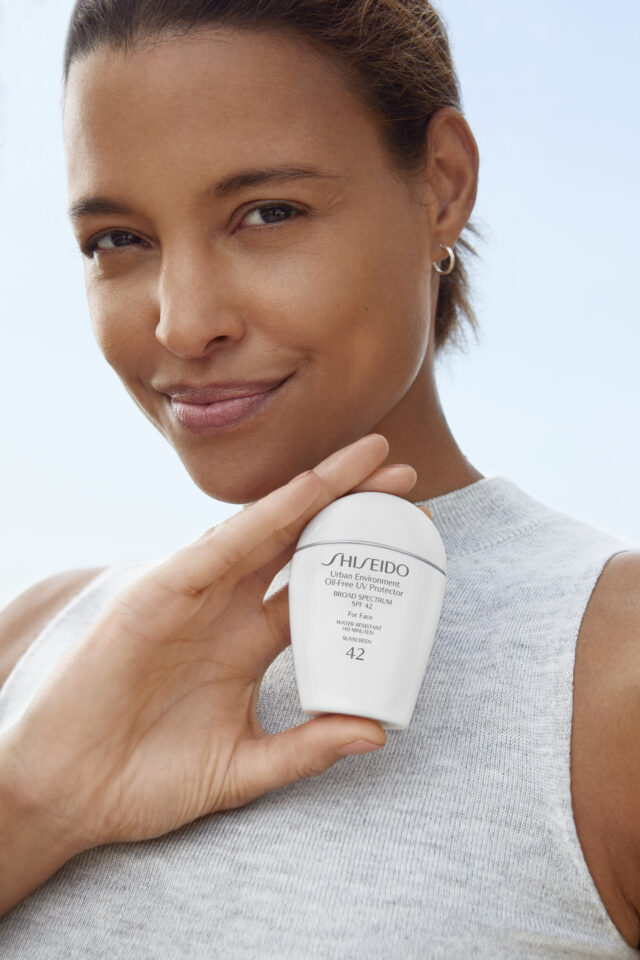 Eisha URBAN holding product