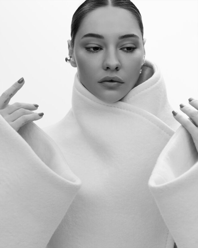 301025 madelyn 250907 GLAMOUR MADELYN CLINE LOOK1 0016 V3b